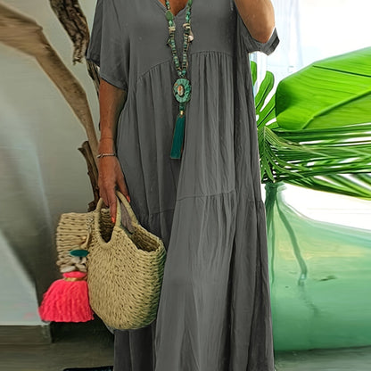 Plus Size - Dames Plus Size A-Line Plissé Maxi Jurk - V-hals, Korte Mouw, Effen Kleur, Lichtblauw & Witte Strepen, Zomerse Elegance, Casual Stijl, Casual Zomerjurk | V-hals Jurk | Plissé Detailering, Plus Size Jurk